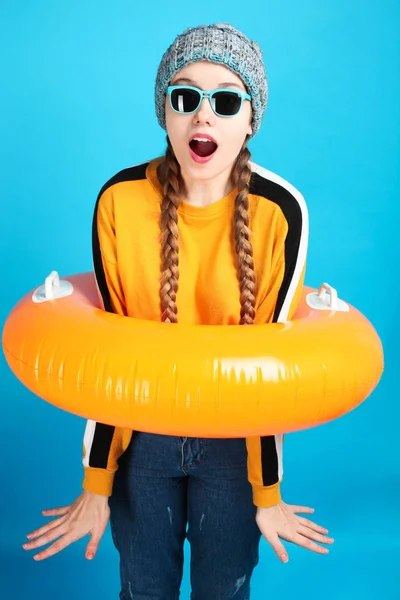 Veselý Šťastný Kavkazské Dívka Zimní Oblečení Nafukovací Oranžový Kruh Plavání — Stock fotografie