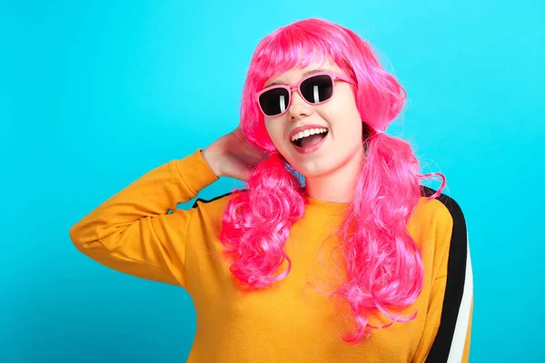 Hermosa Chica Caucásica Sonriente Con Pelo Rosa Brillante Gafas Sol — Foto de Stock