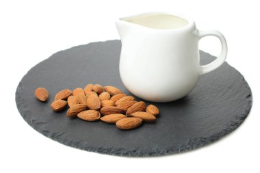 beyaz izole kayrak yazı tahtası beyaz süt sürahi ve badem fındık.