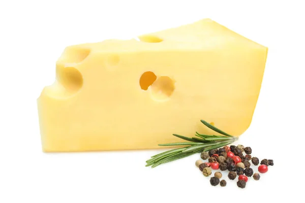 一个三角形一块坚硬黄色 Maasdam 奶酪和香料查出在白色 — 图库照片