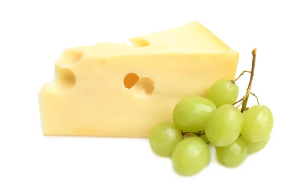一个三角形一块坚硬的黄色 Maasdam 奶酪和葡萄查出在白色 — 图库照片