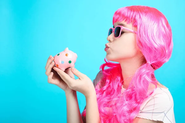 Hermosa Chica Con Pelo Rosa Brillante Besos Alcancía Contra Fondo — Foto de Stock