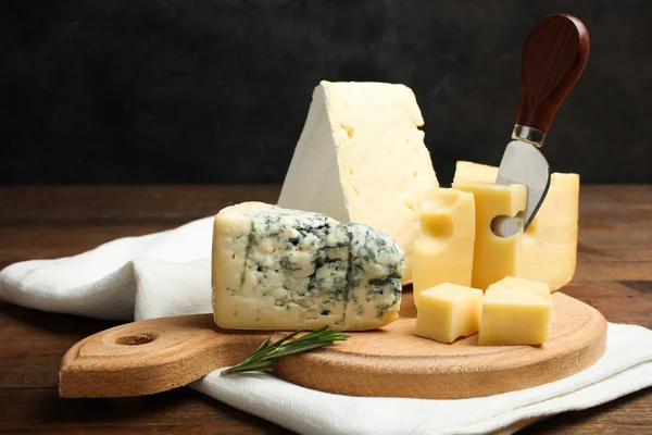 Cheese Platter Yellow Maasdam Cheese White Camembert Cheese Blue Cheese — Stock Photo, Image