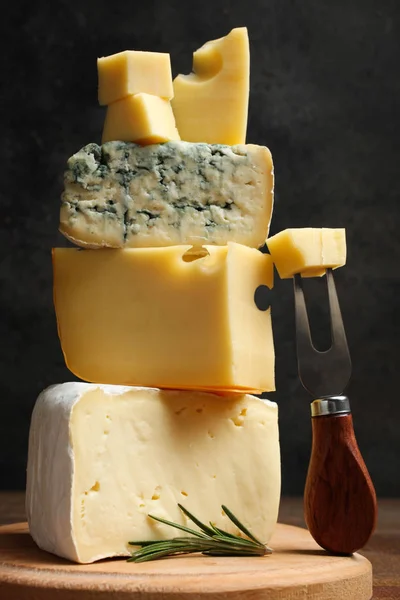 Käseplatte Gelber Maasdam Käse Weißer Camembert Käse Und Blauer Käse — Stockfoto