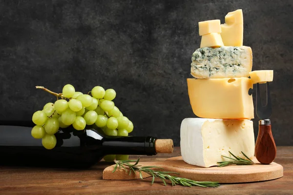 Cheese Platter Yellow Maasdam Cheese White Camembert Cheese Blue Cheese — Stock Photo, Image