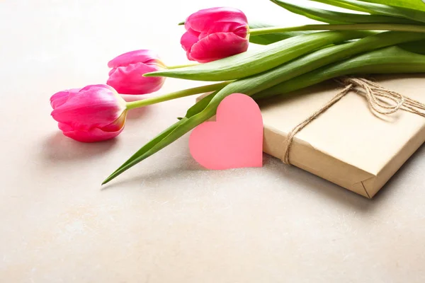 Bukiet Pięknych Róż Tulipany Pudełko Neutralnym Tle Koncepcja Valentine Day — Zdjęcie stockowe