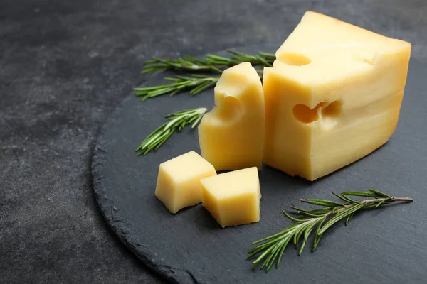 Hard Gesneden Gele Maasdammer Kaas Met Rozemarijn Leisteen Bord Zwarte — Stockfoto