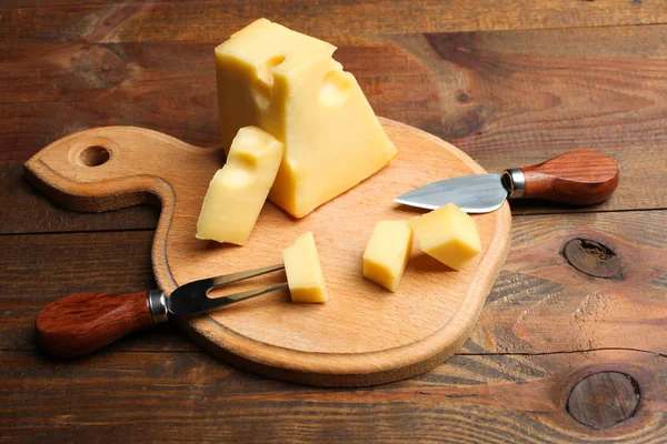 Queijo Maasdam Amarelo Fatiado Duro Faca Garfo Para Queijo Tábua — Fotografia de Stock