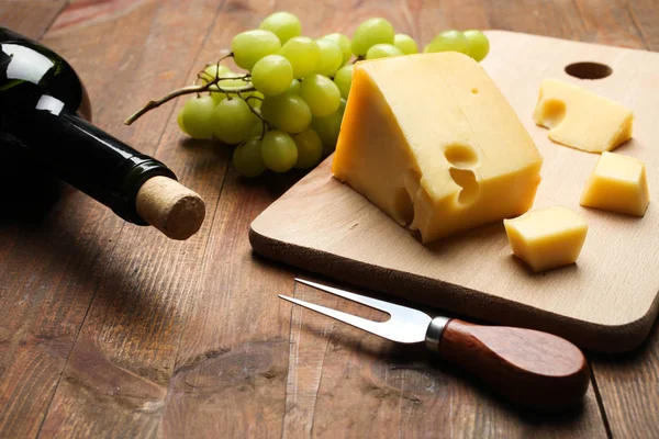 Queijo Maasdam Amarelo Fatiado Duro Tábua Corte Uvas Brancas Garrafa — Fotografia de Stock