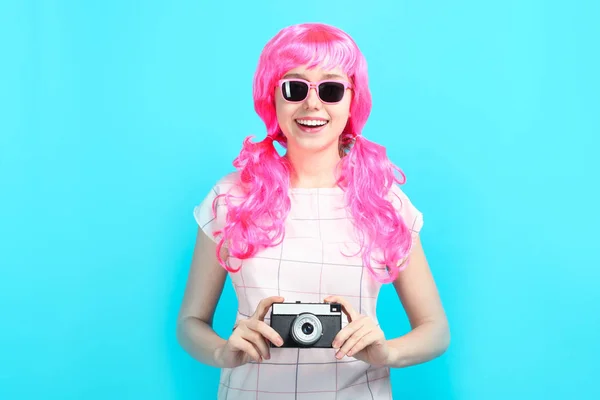 Hermosa Chica Sonriente Con Pelo Rosa Brillante Con Vieja Cámara — Foto de Stock