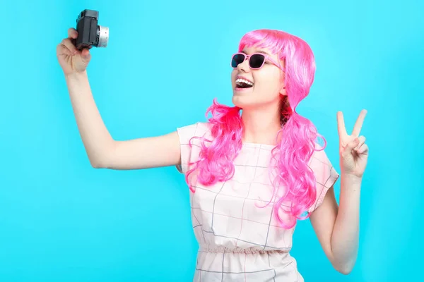 Belle Fille Souriante Aux Cheveux Rose Vif Prend Selfie Sur — Photo
