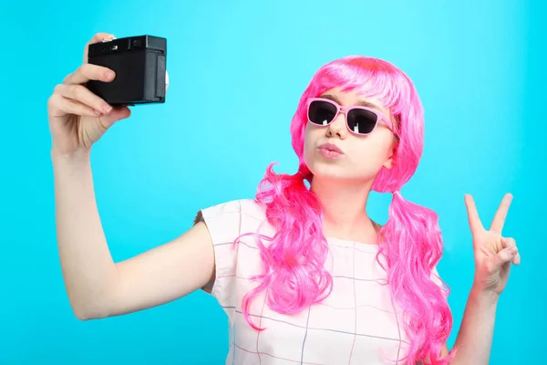 Όμορφο Χαμογελαστό Κορίτσι Φωτεινά Ροζ Μαλλιά Παίρνει Selfie Παλιά Ρετρό — Φωτογραφία Αρχείου
