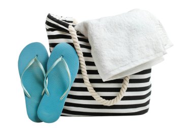 Bir şeritli plaj çantası beyaz banyo havlusu ve mavi kauçuk ile izole üzerinde beyaz tokat. Kavram yaz, plaj tatil.