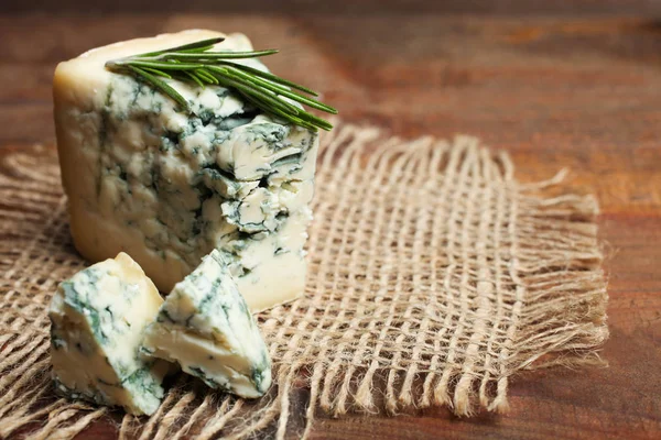 Brânză Albastră Dor Blue Rozmarin Sac Fundal Din Lemn Copiați — Fotografie, imagine de stoc