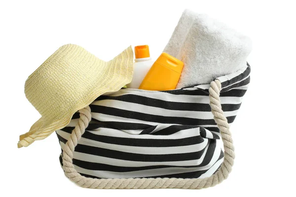 Gestreifte Strandtasche, Strohhut, Strandtuch und Sonnencreme — Stockfoto
