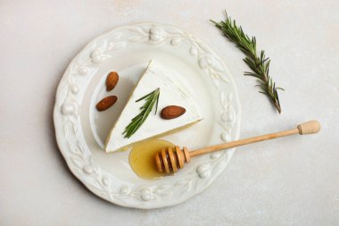  Bal, badem ve biberiye ile Camembert peyniri beyaz