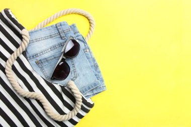 plaj çantası, yaz kot şort ve güneş gözlüğü 