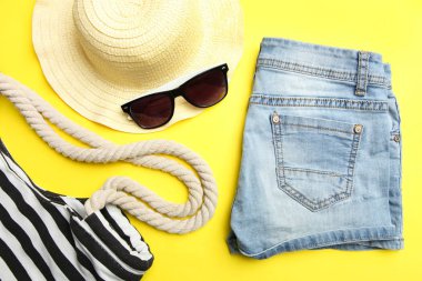 plaj çantası, yaz kot şort, hasır şapka ve güneş gözlüğü 
