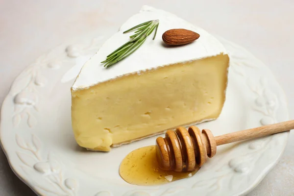 꿀, 아몬드, 로즈 메리와 카망베르 치즈를 화이트 — 스톡 사진