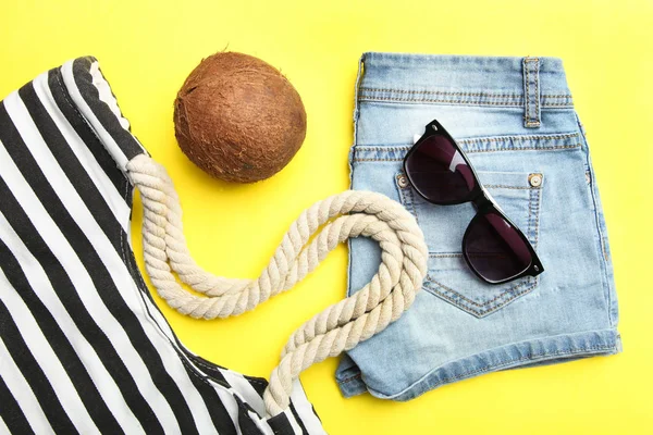 Strandväska, sommaren denim shorts och solglasögon — Stockfoto