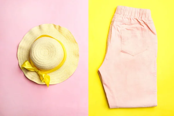Chapéu de palha feminino e jeans rosa — Fotografia de Stock