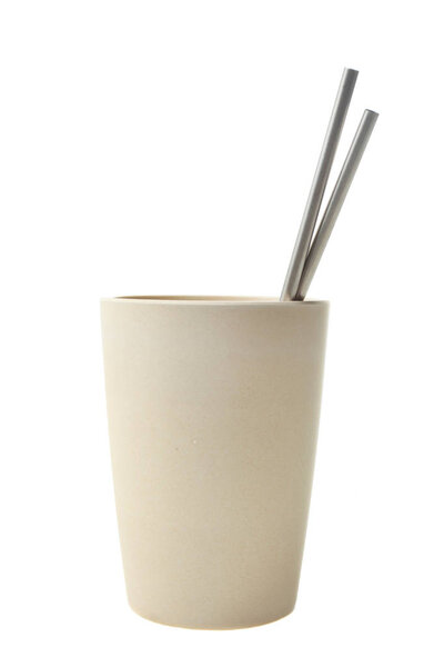 Две стальные серебряные многоразовые соломинки в бамбуковом стекле
