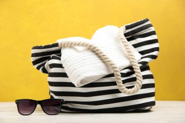 Plaj çantası havlu ve güneş gözlüğü ile çizgili