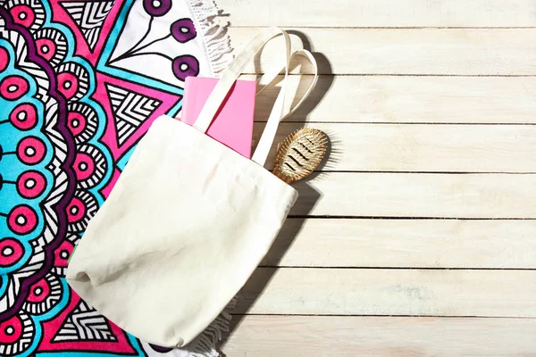 Runda ljusa strandhandduk med mandala och vit eco bag — Stockfoto
