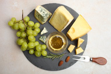 Sarı Maasdam peynir, beyaz Camembert peyniri, Dor mavi peynir