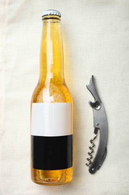 light bira ve bir açacağı ile şişe 