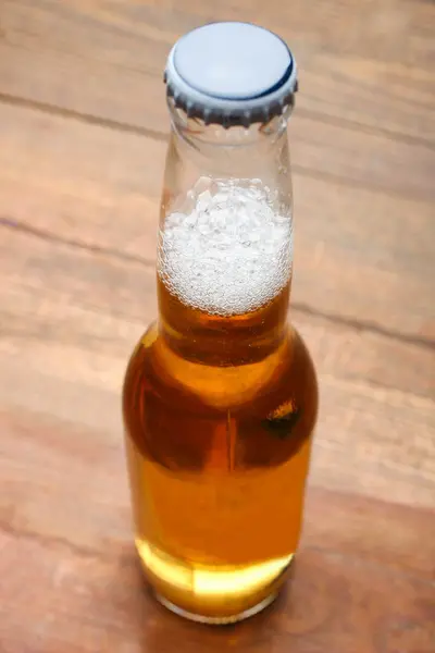 Botella con cerveza ligera — Foto de Stock