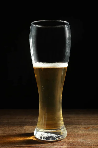 Egy üveg talpas pohár világos sör — Stock Fotó