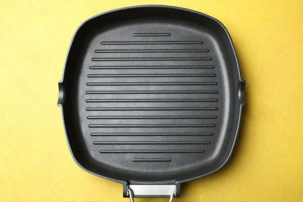Üres grill pan a tapadásmentes bevonat — Stock Fotó
