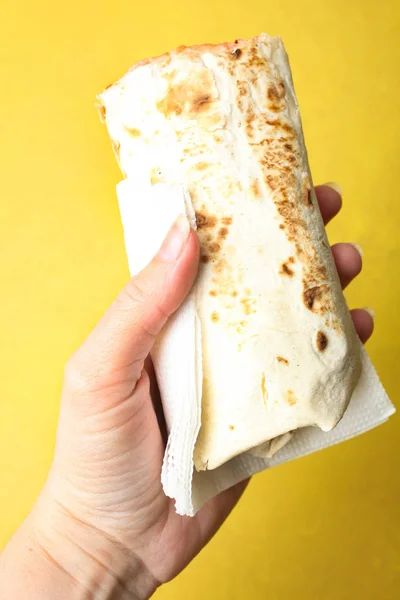 Dönerspieß, Shawarma in Pita in weiblicher Hand — Stockfoto