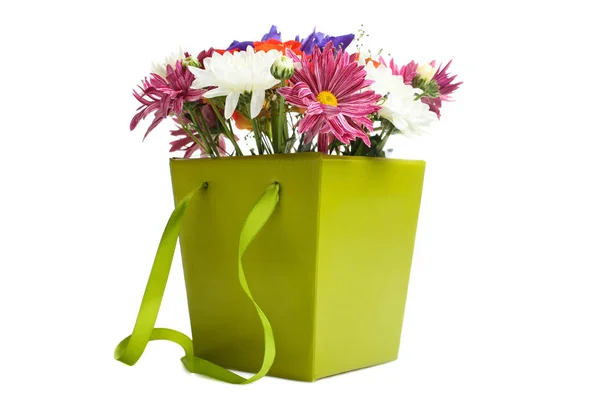 Букет цветов в зеленой коробке — стоковое фото