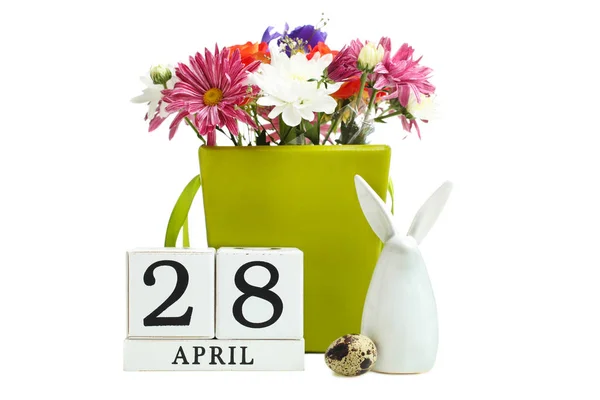 Ramo de flores, calendario con fecha del 28 de abril y conejo — Foto de Stock