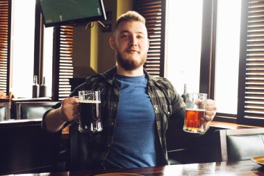 Pub bira iki Kupalar ile sakallı adam