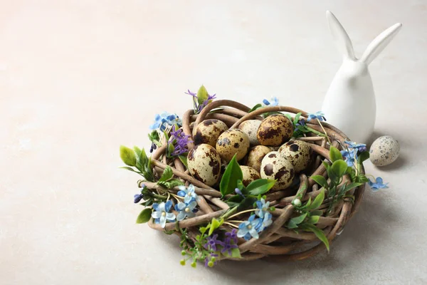 Nido con huevos de codorniz y conejito de Pascua blanco — Foto de Stock