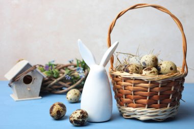 bıldırcın yumurtaları ve beyaz Paskalya tavşan 