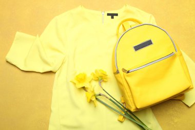 sarı elbise, şık sarı sırt çantası 