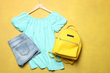 yaz giysileri, şık sarı sırt çantası 