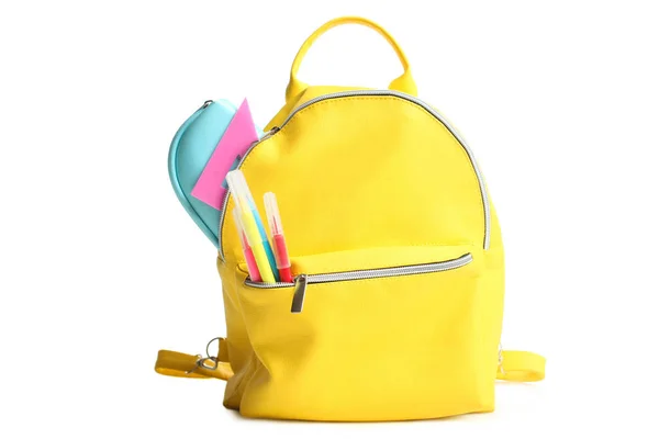 Żółty plecak z różnymi materiałami szkolno- — Zdjęcie stockowe