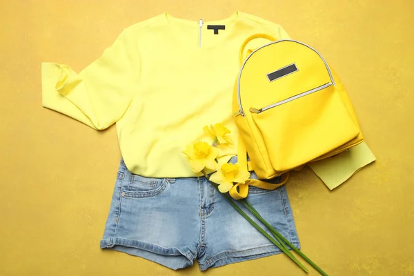 Letnie ubrania, stylowy żółty plecak — Zdjęcie stockowe