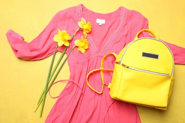 Korall klänning, snygg gul ryggsäck och bukett Narcissus — Stockfoto