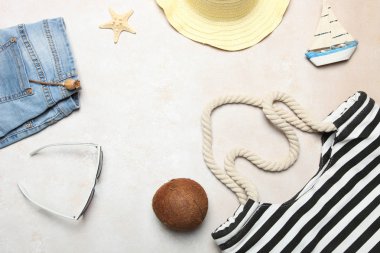 Çizgili plaj çantası, şort, hasır şapka 