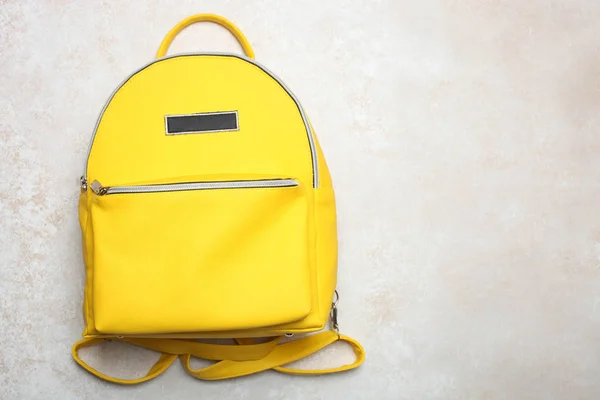 Sac à dos jaune à la mode — Photo