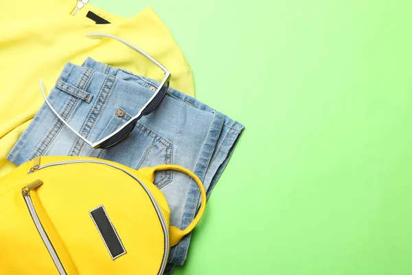 Roupas de verão, mochila amarela elegante e óculos de sol — Fotografia de Stock