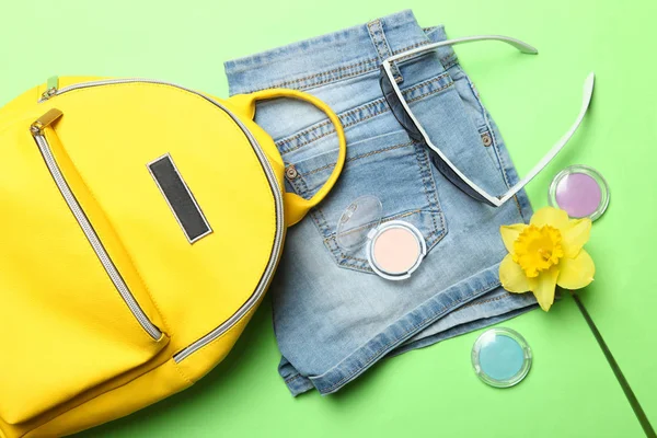 Stylowy żółty plecak, szorty, Okulary przeciwsłoneczne — Zdjęcie stockowe