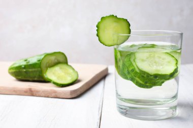  Cam salatalık ile su 