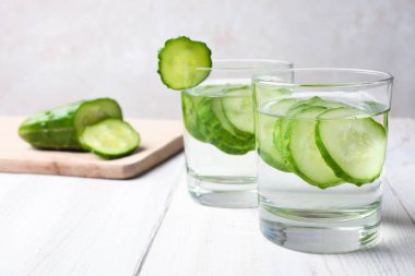  Cam salatalık ile su 